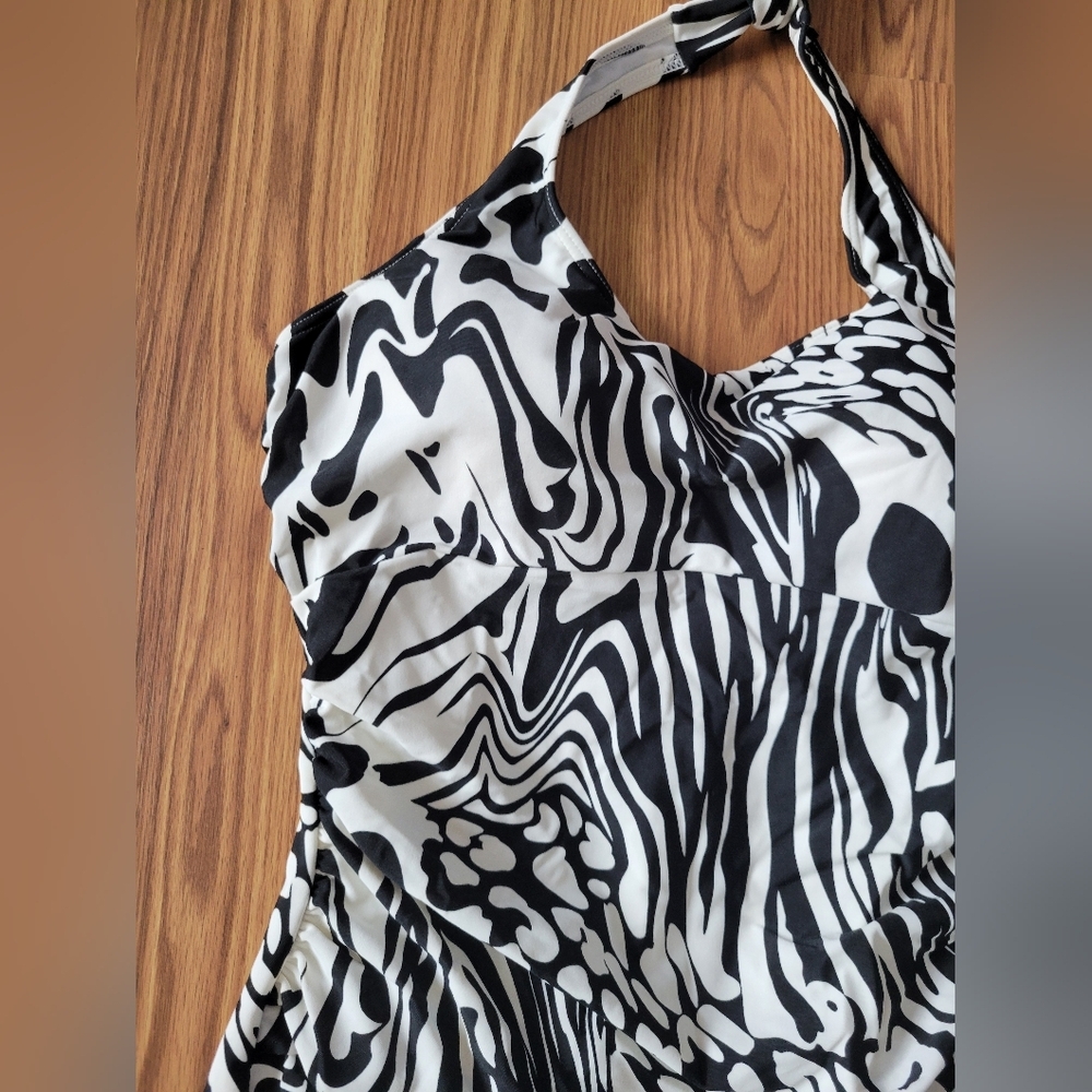 Shape Fx Women's White Black Abstract Halter Padded One-Piece Swimsuit Size 12 - Picture 2 of 8